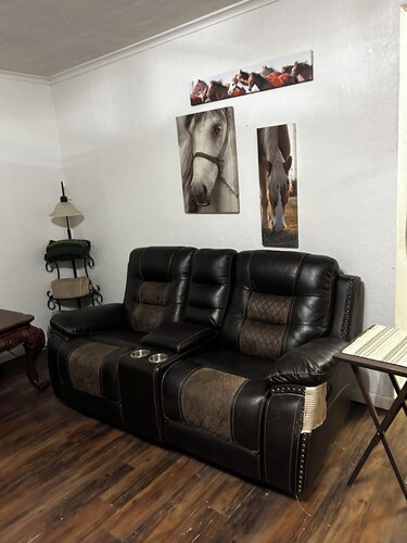 Perfect 3-bedroom farmhouse with AC in tranquil Lone Wolf