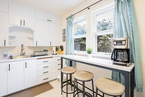 Private kitchen - Cozy Olympia Cottage-Style Retreat in Capital area (Olympia)