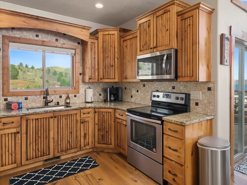 8BR Bear Lake Retreat - 2 Hot Tubs + Pickleball