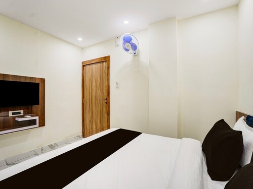 Deluxe Hotel Sapphire Grand
