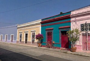 A row of colorful buildings with a bicycle parked in front. - Authentic Downtown Charm with Plunge Pool & Fast Wi-Fi | Long-Stay Discount (Mérida)