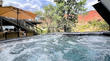 Un bain à remous avec vue sur un immeuble et des arbres.