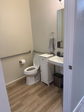 Bathroom - 1-bedroom townhome with AC in great neighborhood close to freeway/dining/beaches (Ewa Beach)
