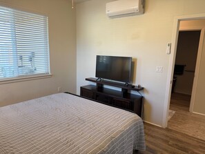 Room - 1-bedroom townhome with AC in great neighborhood close to freeway/dining/beaches (Ewa Beach)