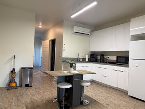 Private kitchen - 1-bedroom townhome with AC in great neighborhood close to freeway/dining/beaches (Ewa Beach)