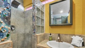 A bathroom with a shower, a sink, and a mirror. - Authentic 5-bedroom estate in Kailua-Kona Living in Harmony with nature (Kailua-Kona)