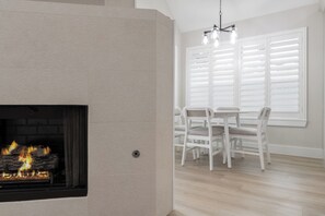 A modern interior with a fireplace, white furniture, and a dining area. - Luxury 5BR Resort with Hot Tub 12 miles from ATT Stadium Sleeps 10 (Mansfield)