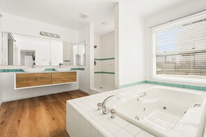 Bathroom - Air-Conditioned 2 Bedroom Apartment with Hot Tub (Long Beach)