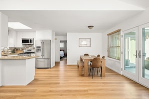 Dining - Air-Conditioned 2 Bedroom Apartment with Hot Tub (Long Beach)