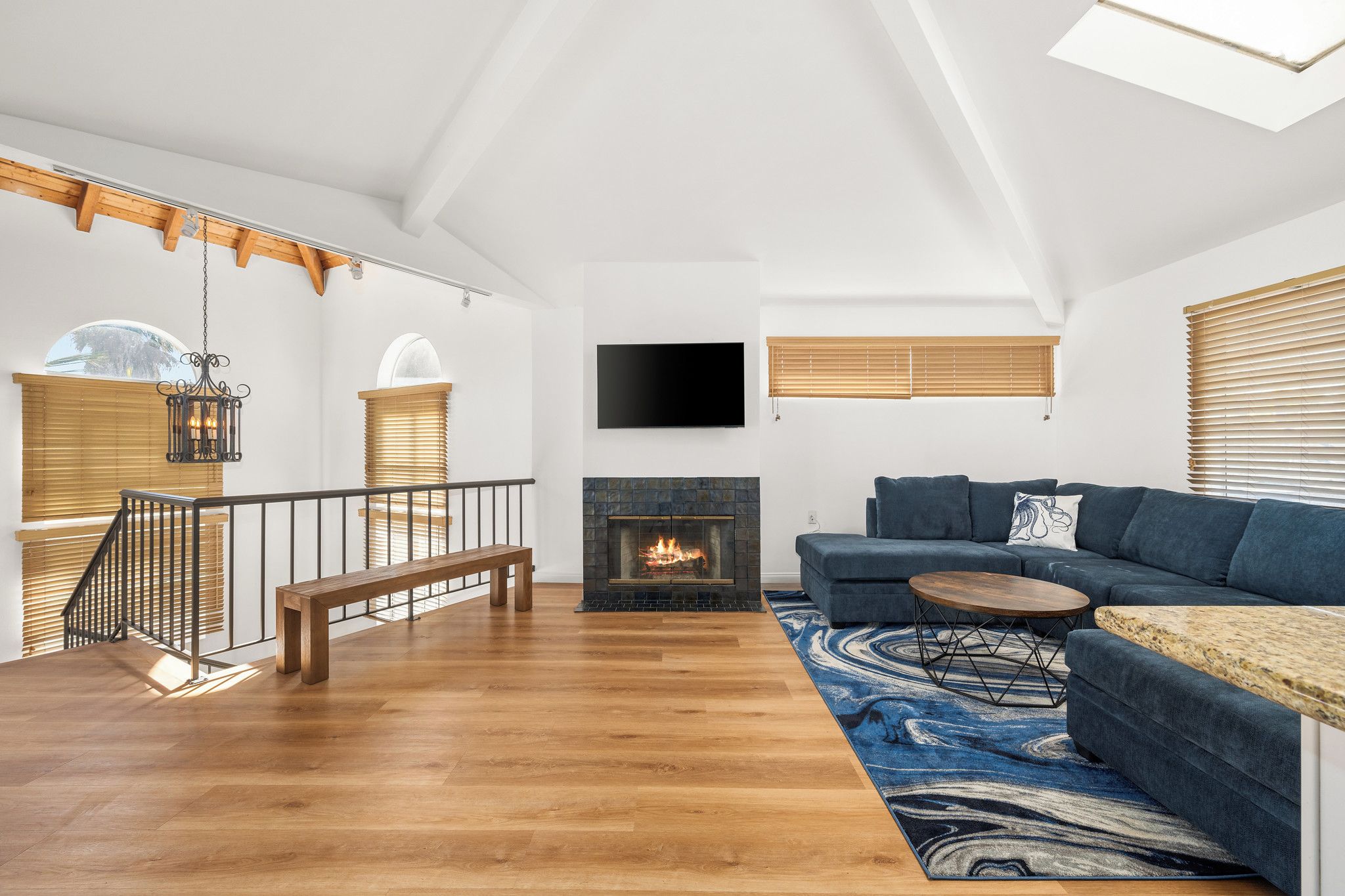 Air-conditioned 2 Bedroom Apartment With Hot Tub - Long Beach, CA