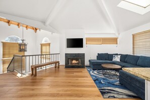 Living area - Air-Conditioned 2 Bedroom Apartment with Hot Tub (Long Beach)