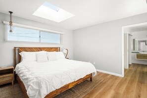 Room - Air-Conditioned 2 Bedroom Apartment with Hot Tub (Long Beach)