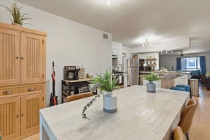 Kaffetrakter/tekoker, kjøleskap, mikrobølgeovn og ovn