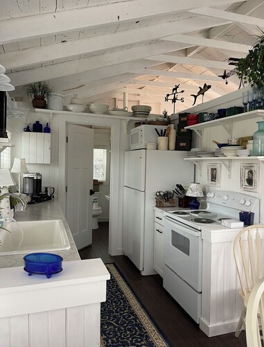 COZY 1-bedroom Charming Cottage located in Midcoast Maine 15 minutes from Camden