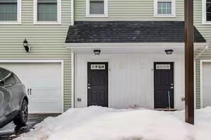 Exterior - Spacious 4-bedroom townhome in beautiful Bloomfield with AC (Bloomfield)