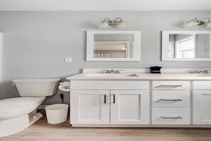 Bathroom - Spacious 4-bedroom townhome in beautiful Bloomfield with AC (Bloomfield)