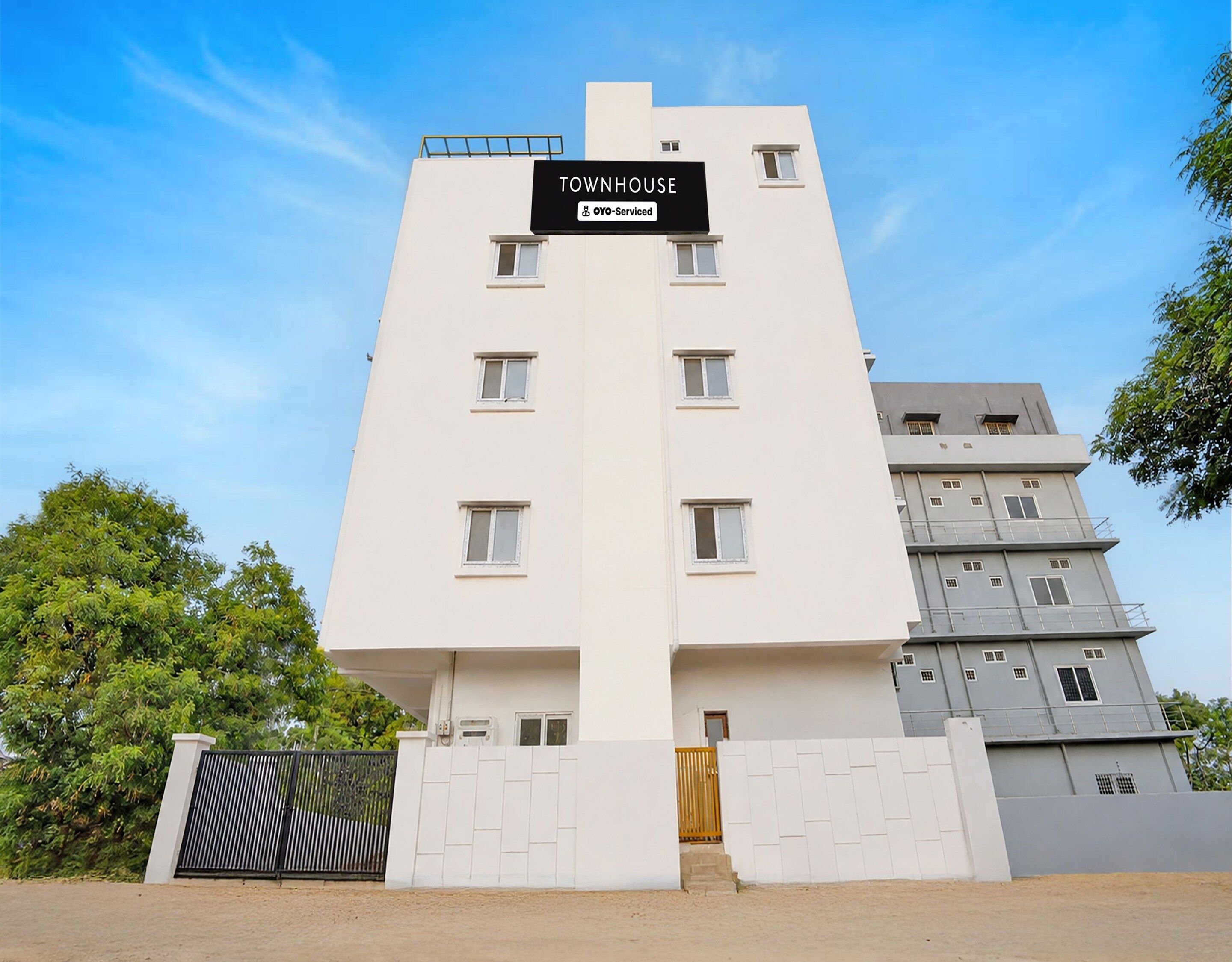 Un immeuble à plusieurs étages, sur lequel on peut lire une enseigne indiquant qu’il s’agit d’une maison de ville avec services.