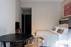 A bedroom with a bed, a bedside table, a chair, and a desk. - MOT Rentals River Plate 2 Lux Lofts B - 100m to Stadium (Buenos Aires)