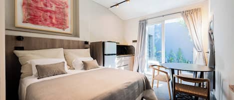 2 chambres, bureau, fer et planche à repasser, lit de bébé portatif