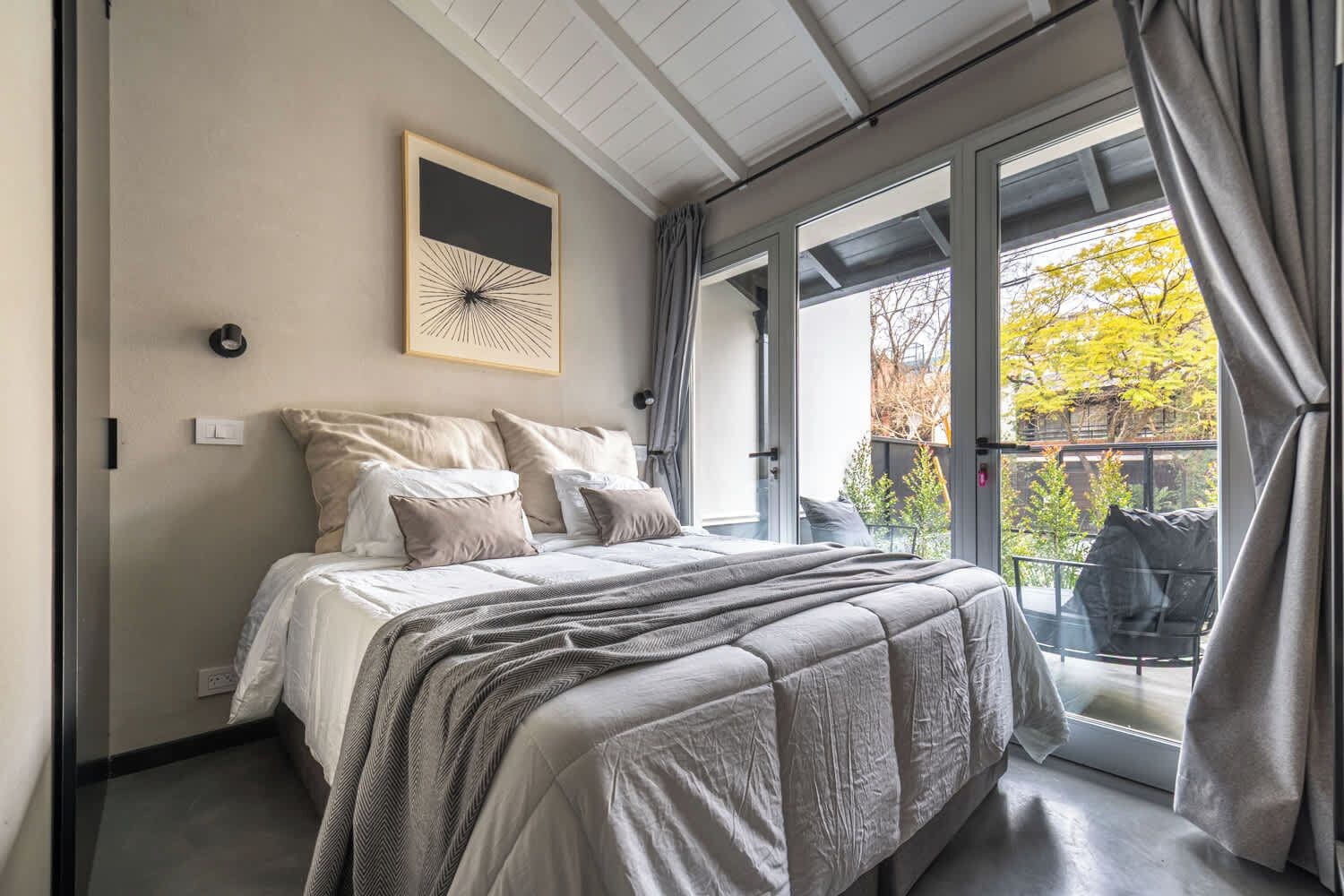 2 Schlafzimmer, Schreibtisch, Bügeleisen/Bügelbrett, Reisekinderbett