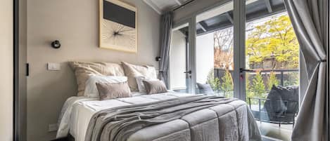 2 chambres, bureau, fer et planche à repasser, lit de bébé portatif
