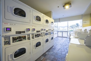 Interior - Cozy 1-bedroom condo with AC in Waikiki (Honolulu)