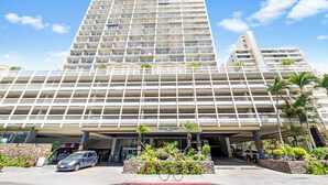 Exterior - Cozy 1-bedroom condo with AC in Waikiki (Honolulu)