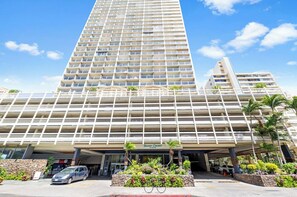 Exterior - Cozy 1-bedroom condo with AC in Waikiki (Honolulu)