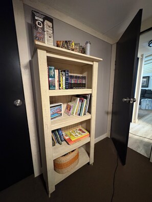 Ein Bücherregal mit verschiedenen Büchern und einem kleinen dekorativen Gegenstand darauf.