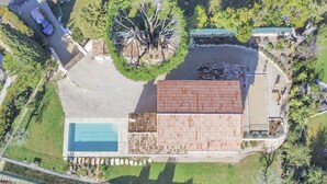 Um imóvel residencial com piscina, um amplo espaço de varanda e um quintal cercado.