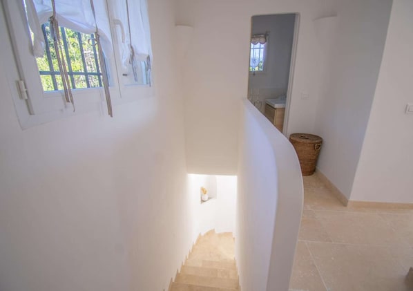 A staircase leading to a lower level, a window with curtains, and a small potted plant. - Cabris, Mas provençal 6p, 3ch, AC, piscine, vue (Cabris)