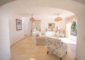 A spacious living area with a sofa, armchair, and a dining table. - Cabris, Mas provençal 6p, 3ch, AC, piscine, vue (Cabris)