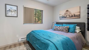 A bedroom with a bed, a window, and two wall-mounted pictures. - Beautiful 1 Bedroom Vail Condo 700 meters from Cascade Lift (Vail)