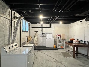 Una cuina compacta amb nevera, un rentapeus i fogó de gas.