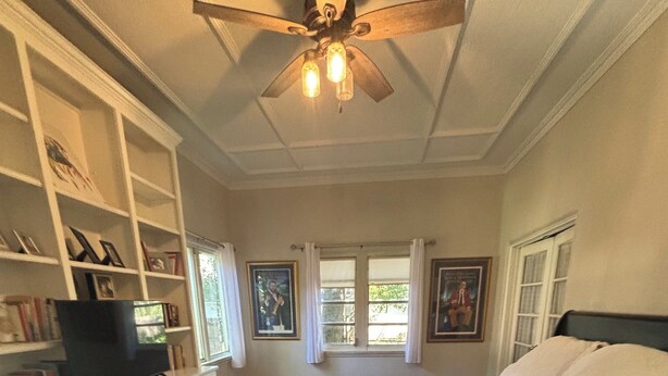 A bedroom with a bed, a ceiling fan, a television, and a bookshelf. - LSU GAME DAY COTTAGE!! Cozy and inviting cottage near LSU and Perkins Road! (Baton Rouge)