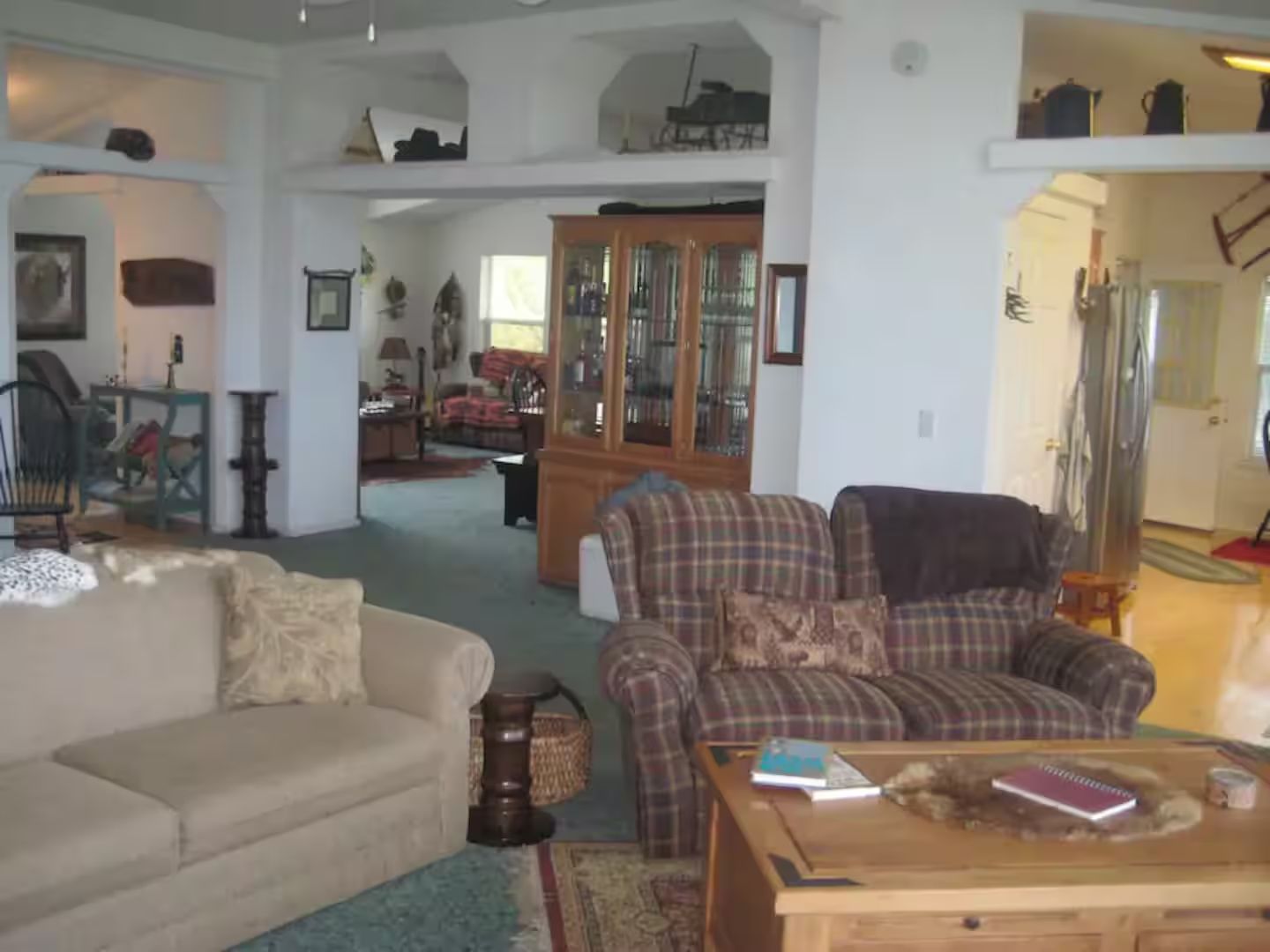 Ein geräumiges Wohnzimmer mit Sofa, Sessel und Couchtisch.