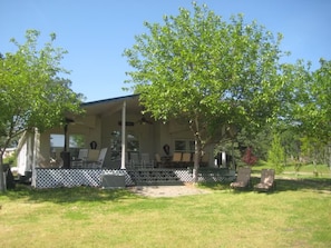 A covered outdoor area with a patio, seating, and a lawn. - 14 Oaks Ranch in Sierra Foothills; perfect for family getaways (Oroville)