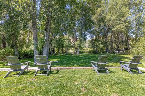 The River House | Private River Access + Huge Backyard