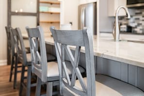 A kitchen with a bar area, including a countertop and bar stools. - 🐢Turtle Oasis | 4BR/ 2.5 bath | Largo retreat with pool and hot tub| Sleeps 8 (Largo)