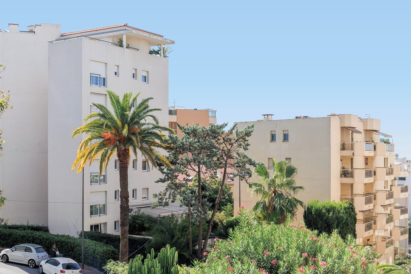 Un immeuble résidentiel à plusieurs étages, doté de balcons, avec un ciel dégagé.