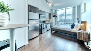 Studio Suite Klasik, 1 Tempat Tidur Queen, Bebas Asap Rokok, pemandangan kota | Area keluarga