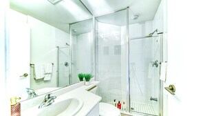 Studio Suite Klasik, 1 Tempat Tidur Queen, Bebas Asap Rokok, pemandangan kota | Kamar mandi