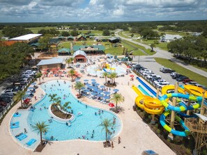 Un parc aquatique doté d’une grande piscine, de toboggans et d’un espace de stationnement.