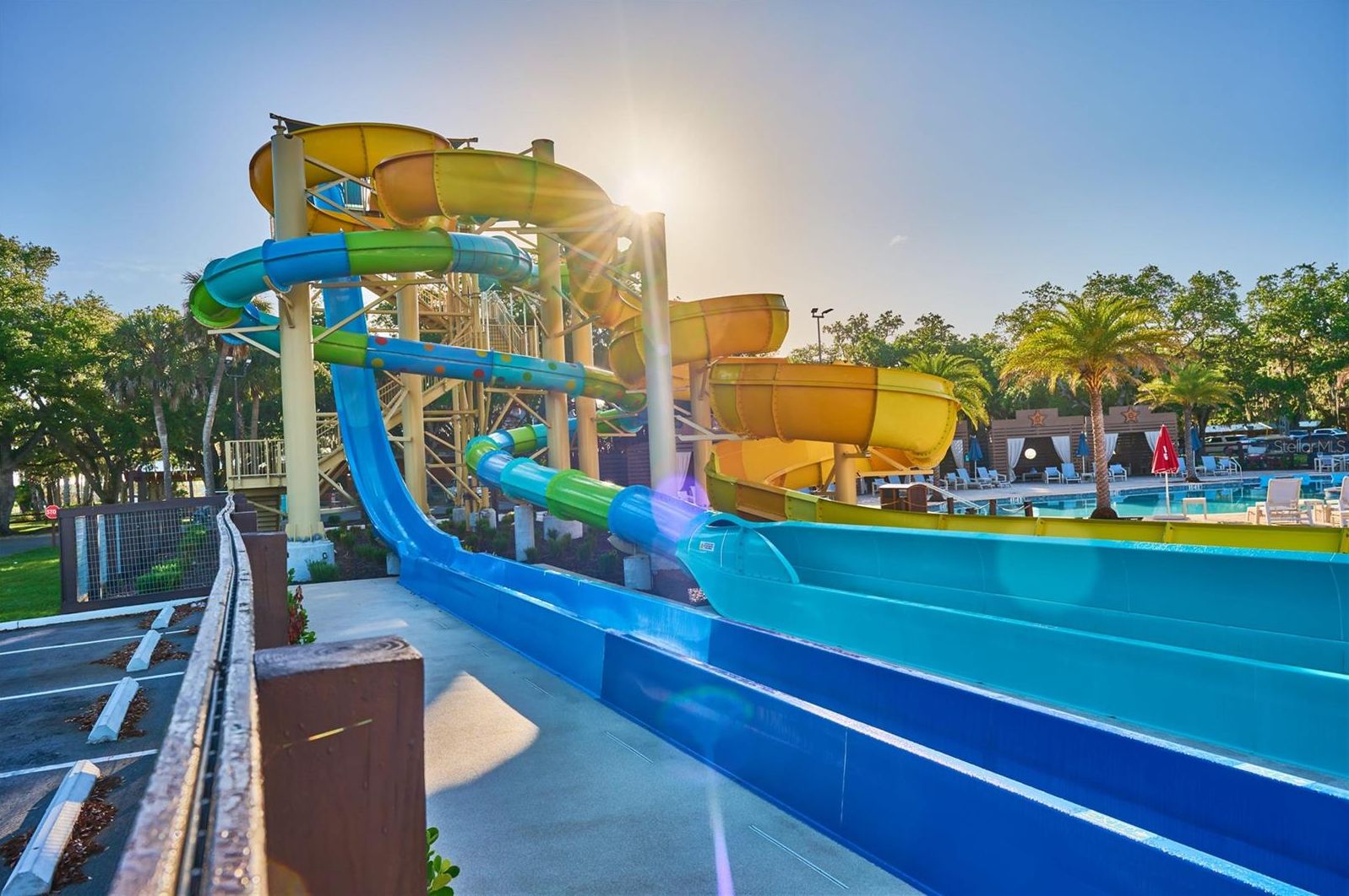 Un parc aquatique doté de plusieurs toboggans et d’un espace piscine.
