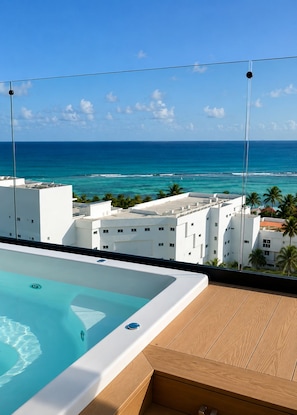 Ein Pool auf dem Dach mit Blick auf das Meer und die Gebäude.
