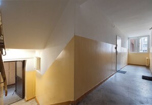 Ein Flur mit Heizkörper, Tür und Fenster.