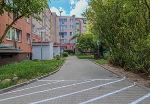 A paved pathway leading to a multi-story residential building with a sign indicating no parking. - Szczecin Boryny Blossom Studio (Szczecin)