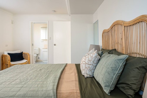 The Palms - private yard & parking, 200m to beach