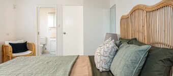 The Palms - private yard & parking, 200m to beach