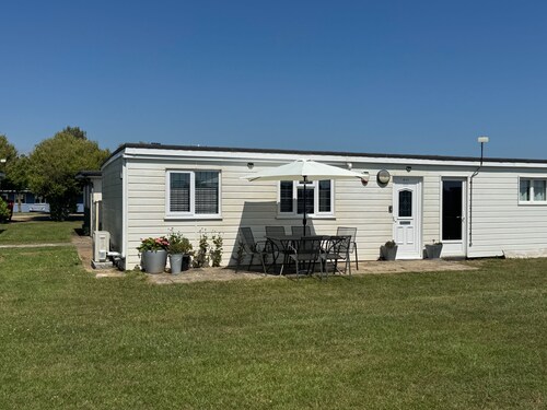3-Bed Camber Sands Cabin - Pool - Parking - Pets
